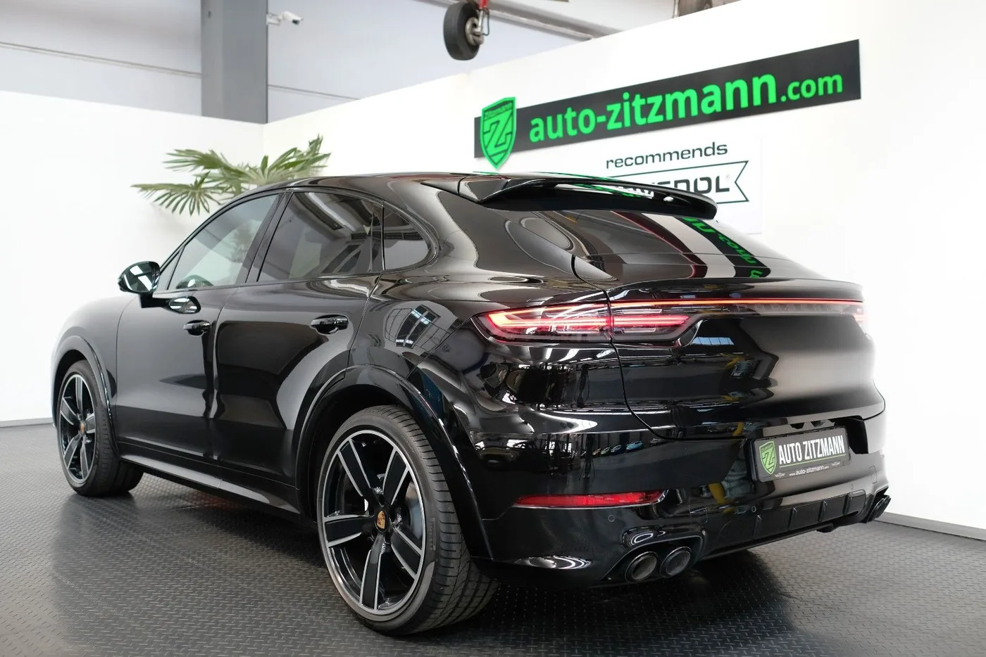 2023 Porsche Cayenne Turbo Coupé proposée par un concessionnaire spécialisé à Nuremberg, Allemagne, photo 6 sur 15