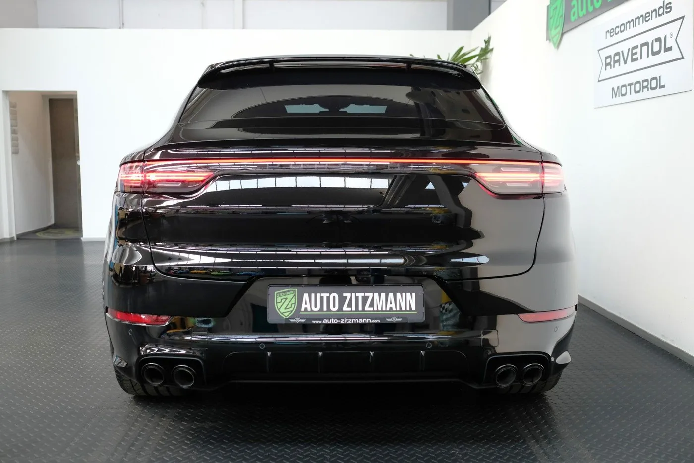 2023 Porsche Cayenne Turbo Coupé proposée par un concessionnaire spécialisé à Nuremberg, Allemagne, photo 7 sur 15
