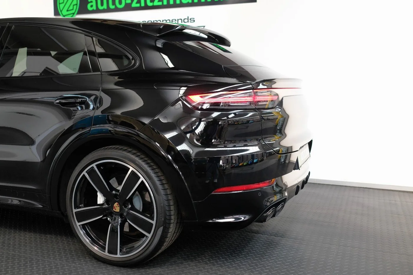 2023 Porsche Cayenne Turbo Coupé proposée par un concessionnaire spécialisé à Nuremberg, Allemagne, photo 8 sur 15