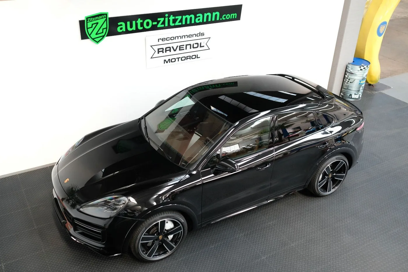2023 Porsche Cayenne Turbo Coupé proposée par un concessionnaire spécialisé à Nuremberg, Allemagne, photo 10 sur 15
