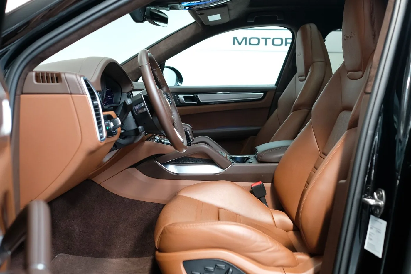 2023 Porsche Cayenne Turbo Coupé proposée par un concessionnaire spécialisé à Nuremberg, Allemagne, photo 13 sur 15