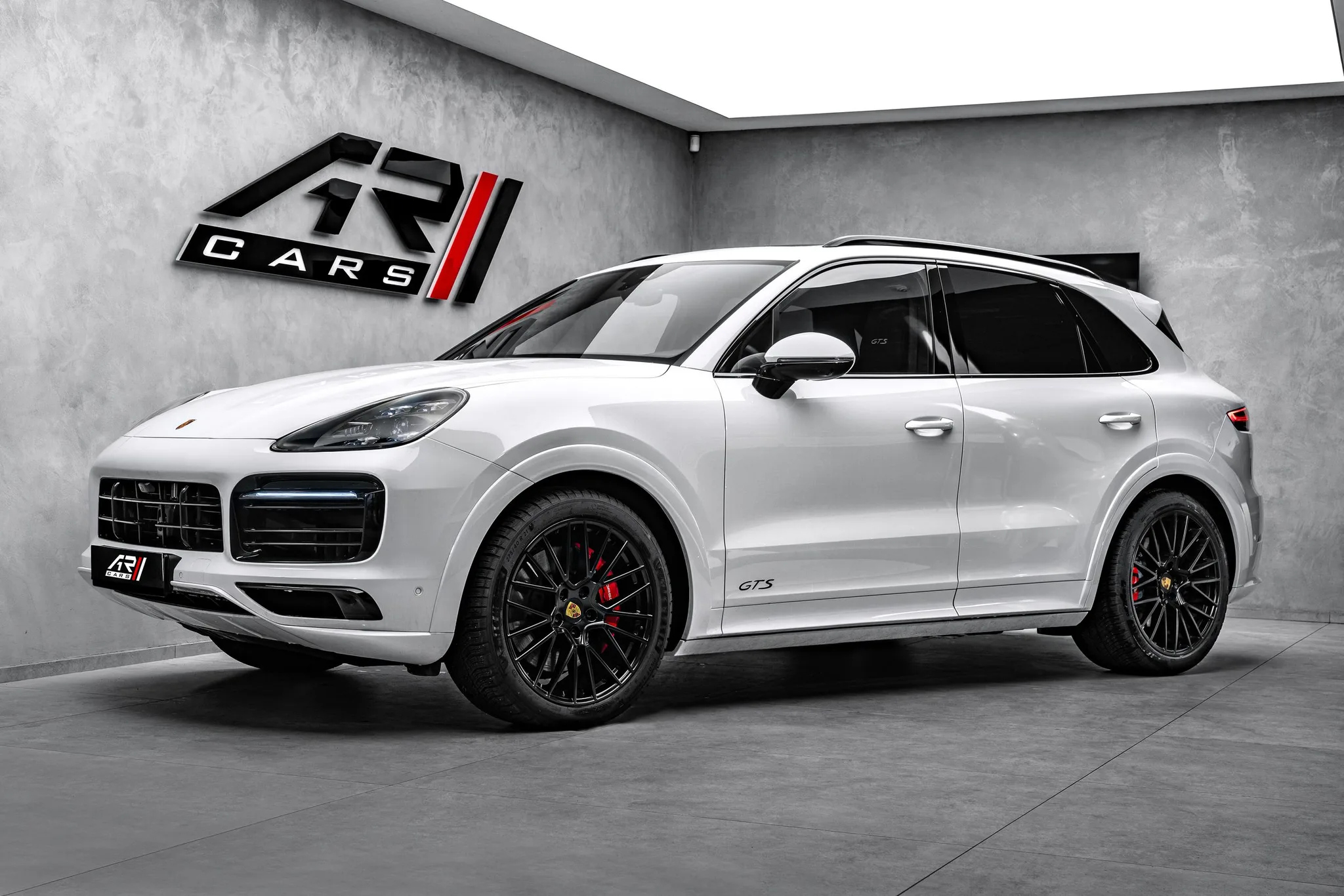 2023 Porsche Cayenne GTS angeboten von einem Fachhändler in Ostrava, Tschechien, Hauptfoto