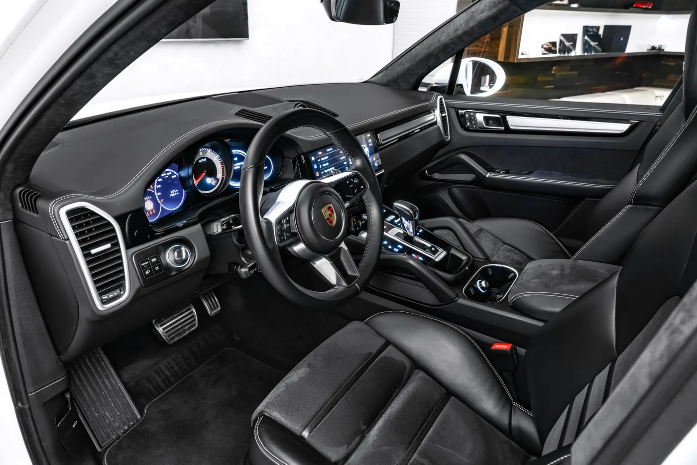 2023 Porsche Cayenne GTS offered by a specialist dealer in Ostrava, Czechia, photo 10 of 15