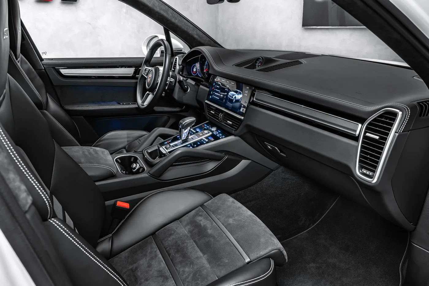 2023 Porsche Cayenne GTS offered by a specialist dealer in Ostrava, Czechia, photo 11 of 15