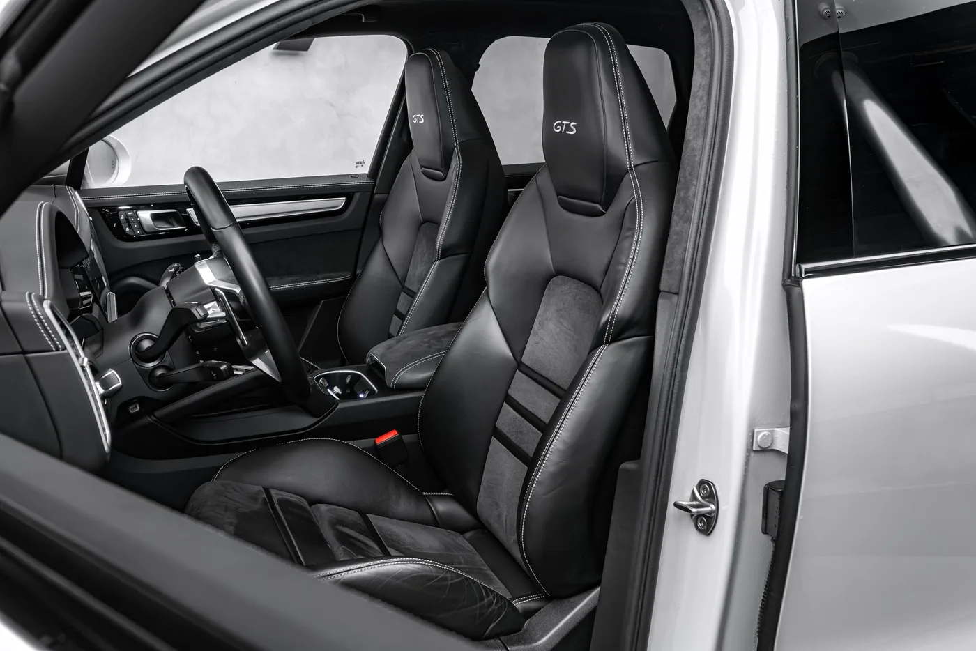 2023 Porsche Cayenne GTS offered by a specialist dealer in Ostrava, Czechia, photo 12 of 15