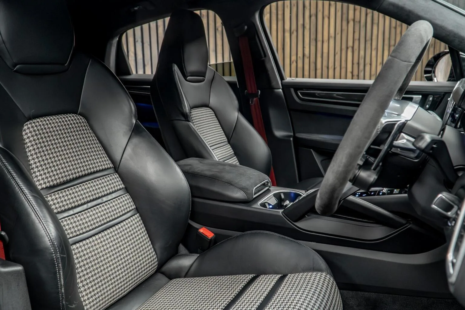 2023 Porsche Cayenne GTS Coupé, 2/30