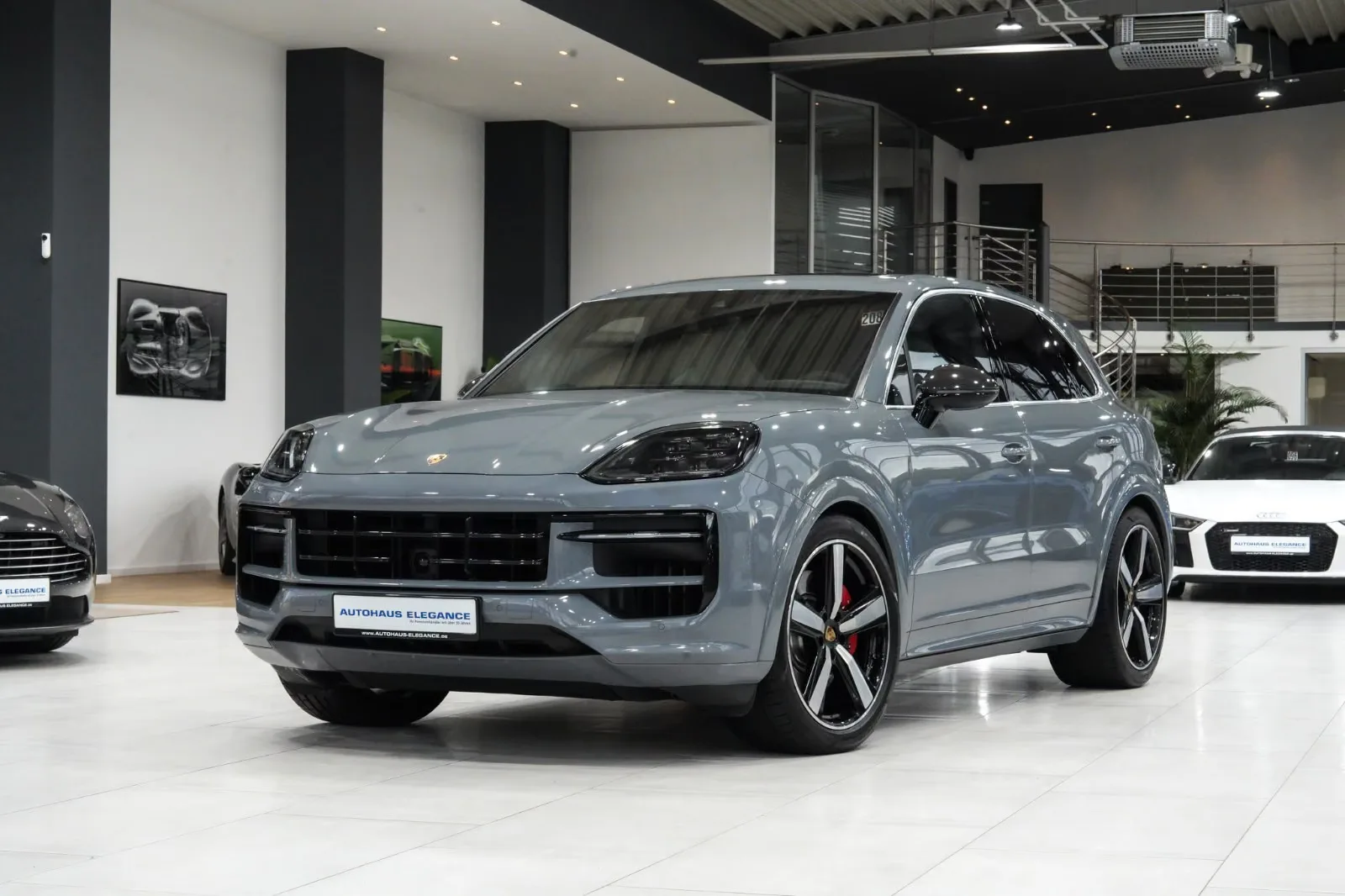 2023 Porsche Cayenne S en un concesionario especializado de Colonia, Alemania, foto principal