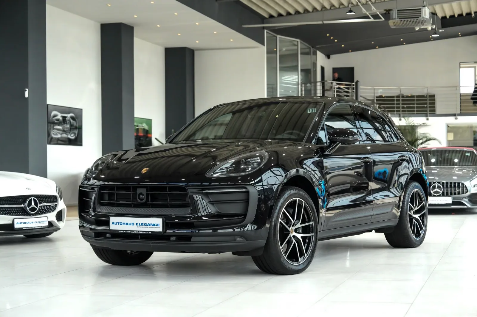 2023 Porsche Macan proposta da un concessionario specializzato a Colonia, Germania, foto principale
