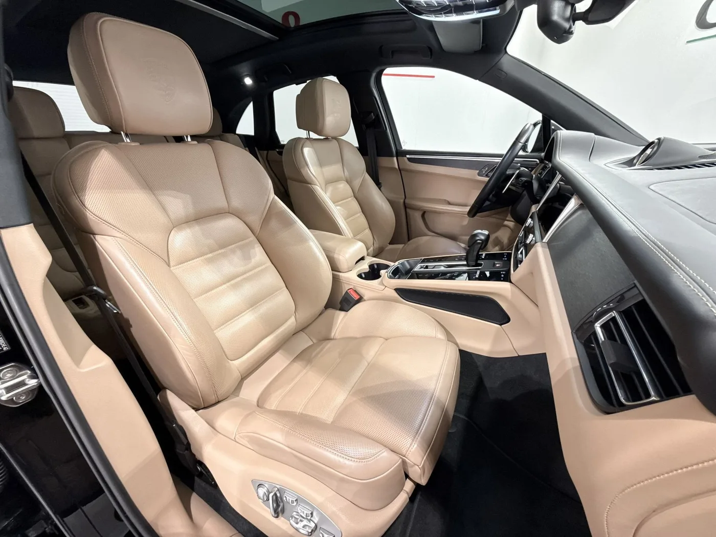 2023 Porsche Macan GTS offered by a supercar dealer in Zibido San Giacomo, Italy, photo 17 of 24