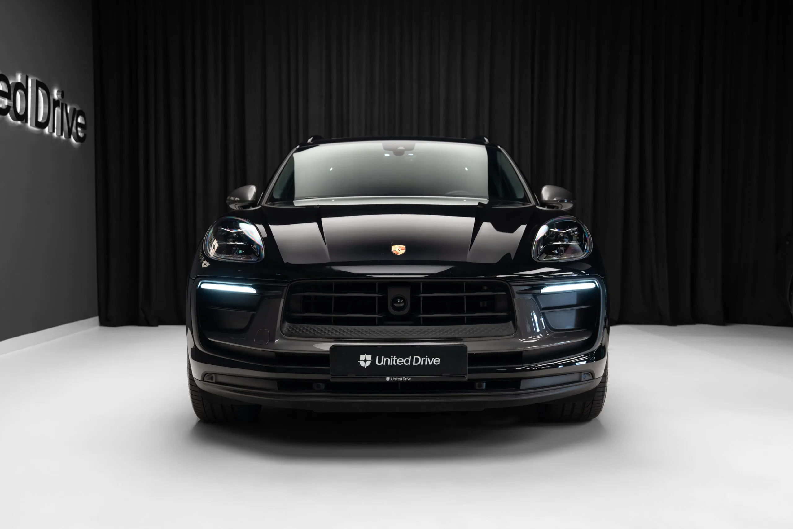2023 Porsche Macan T, 2/30