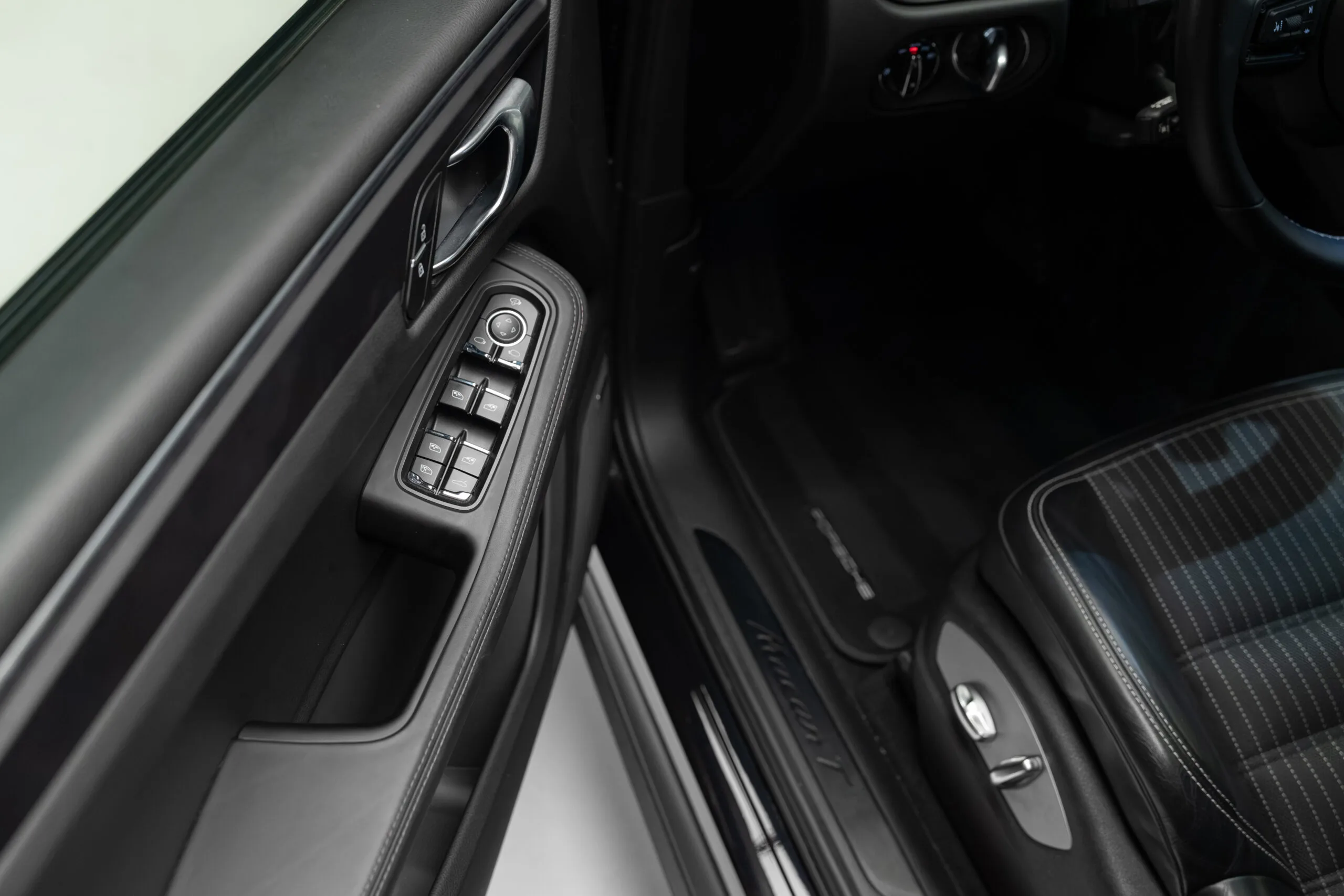 2023 Porsche Macan T, 13/30