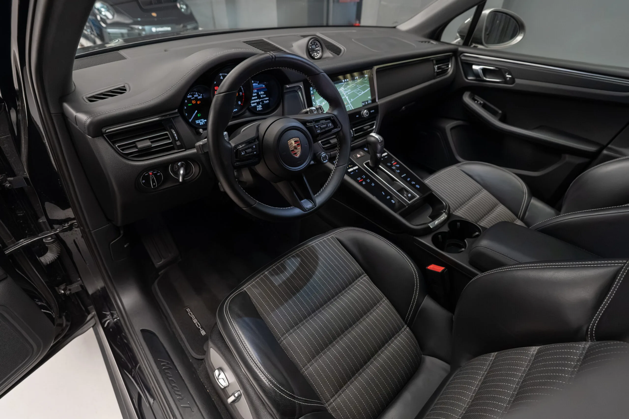 2023 Porsche Macan T, 16/30