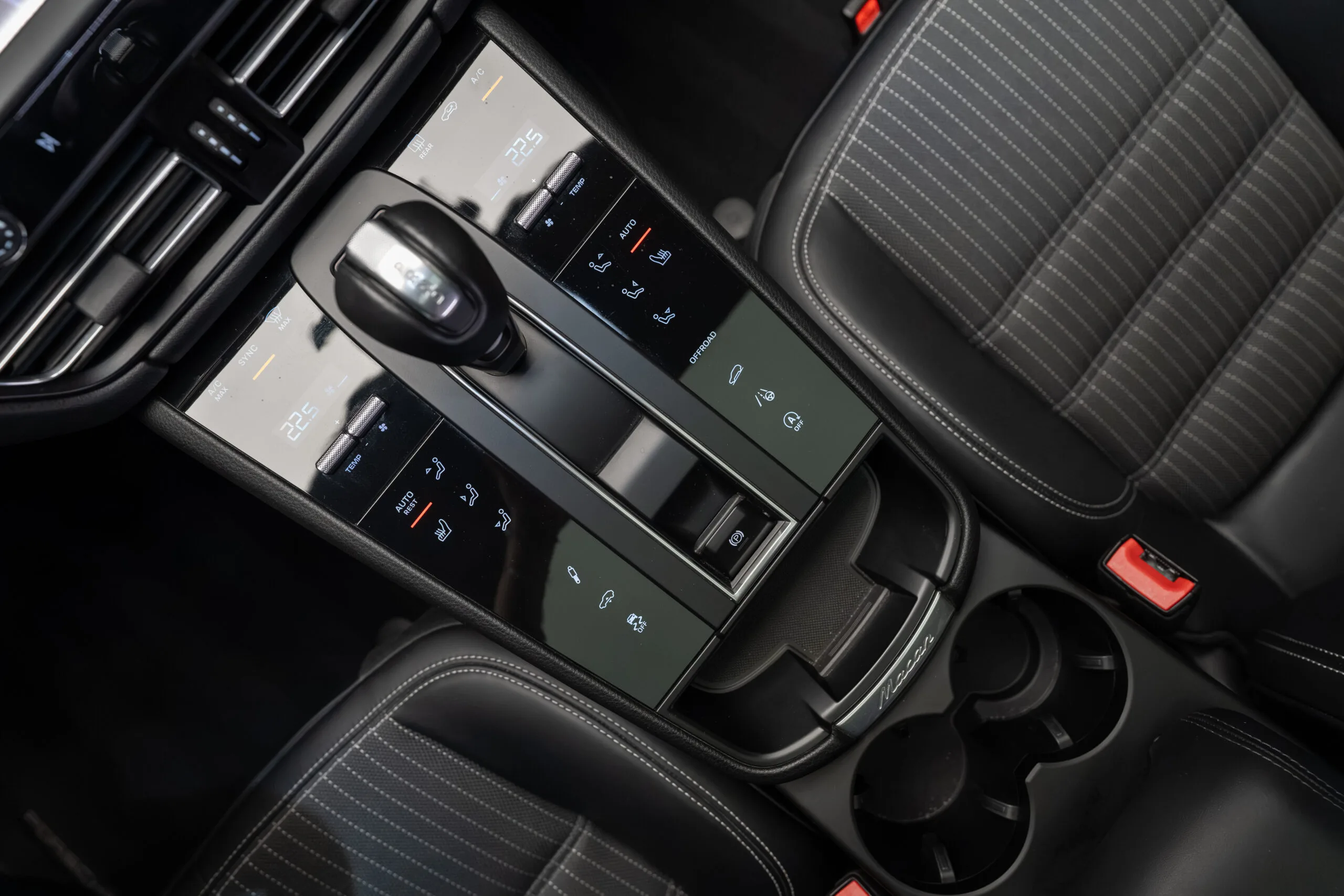 2023 Porsche Macan T, 18/30