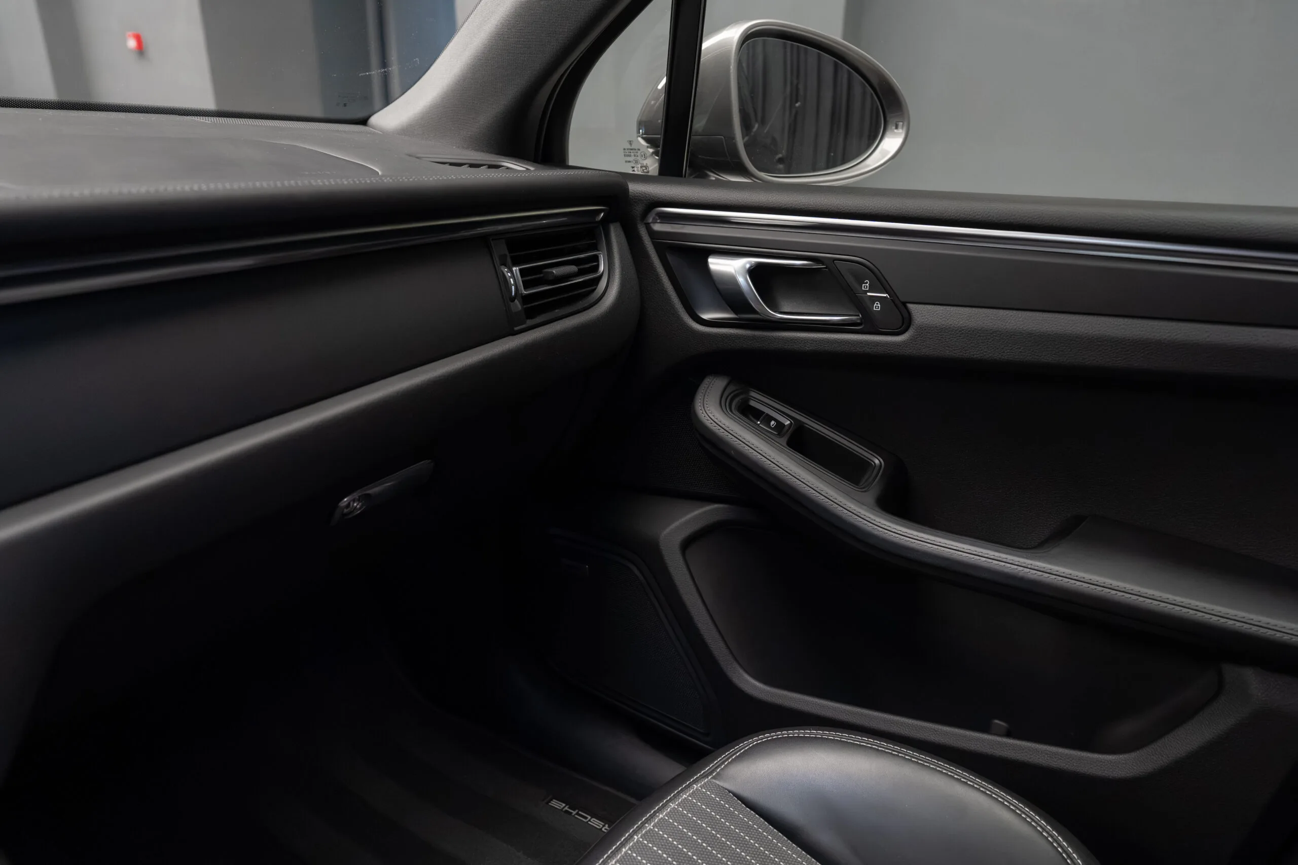 2023 Porsche Macan T, 19/30