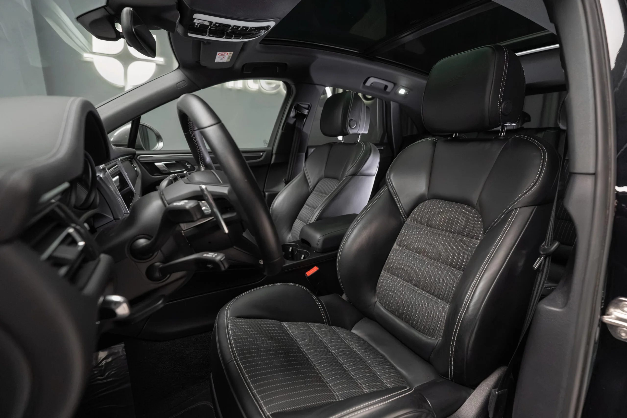 2023 Porsche Macan T, 27/30
