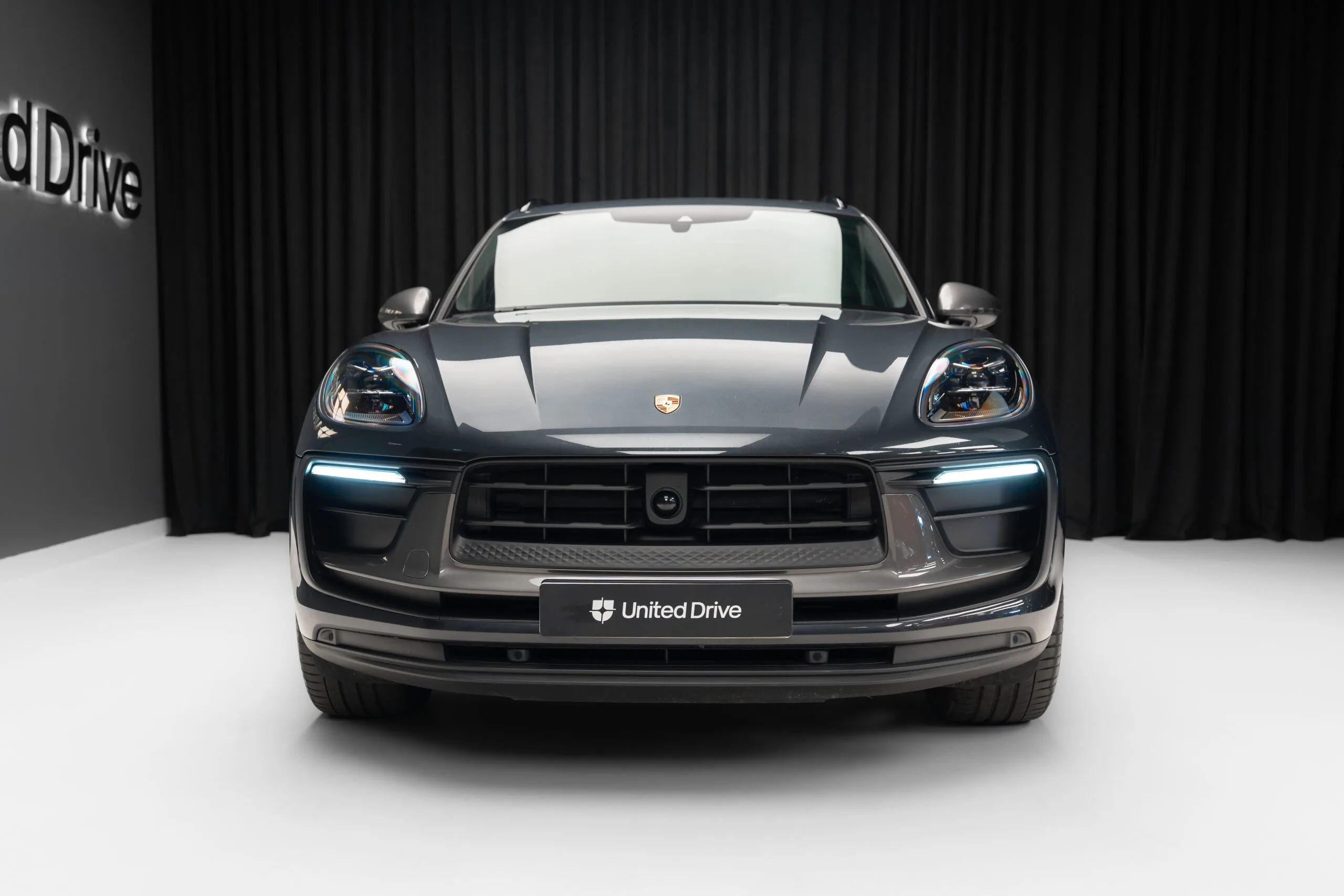 2023 Porsche Macan T, 2/30