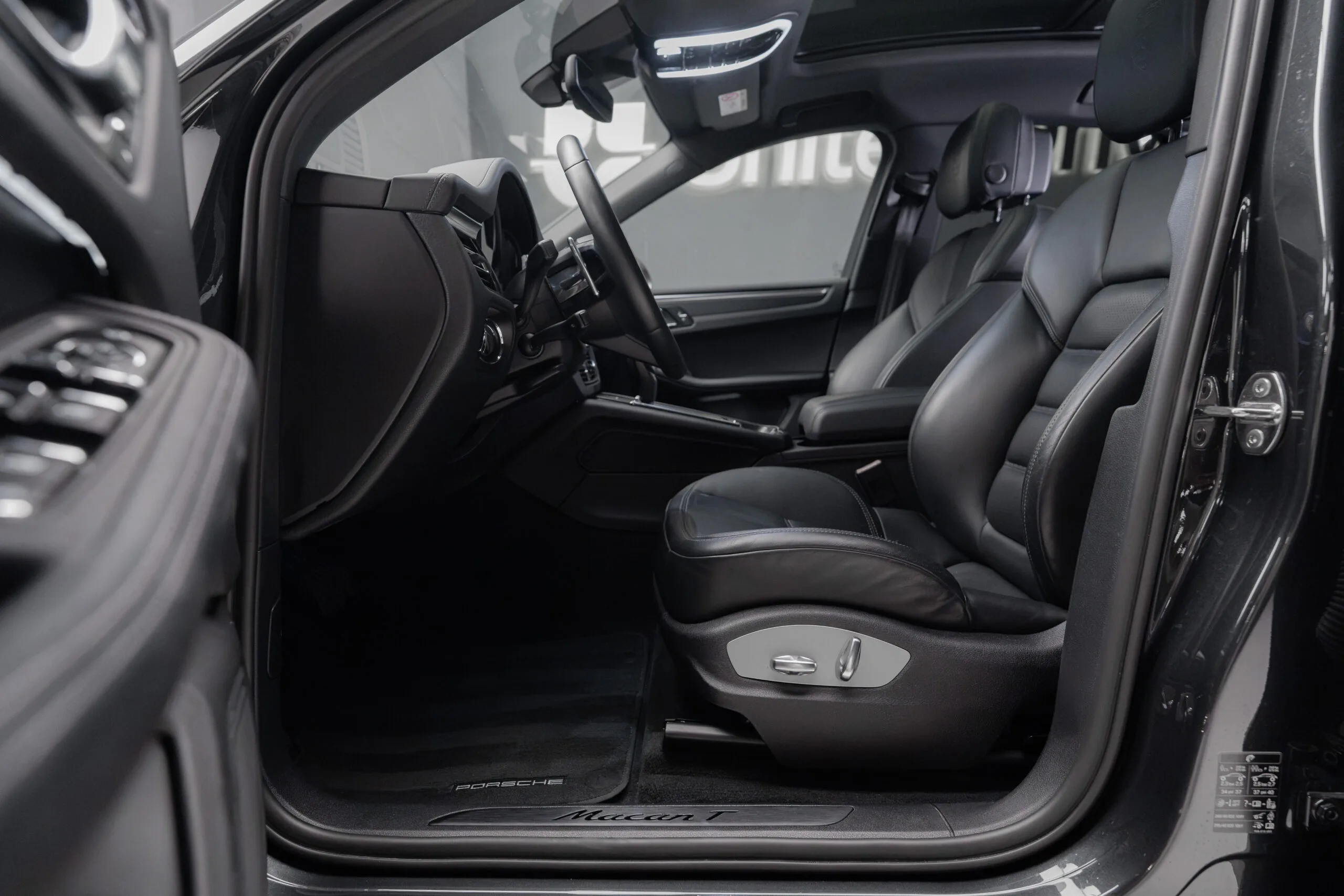 2023 Porsche Macan T, 16/30