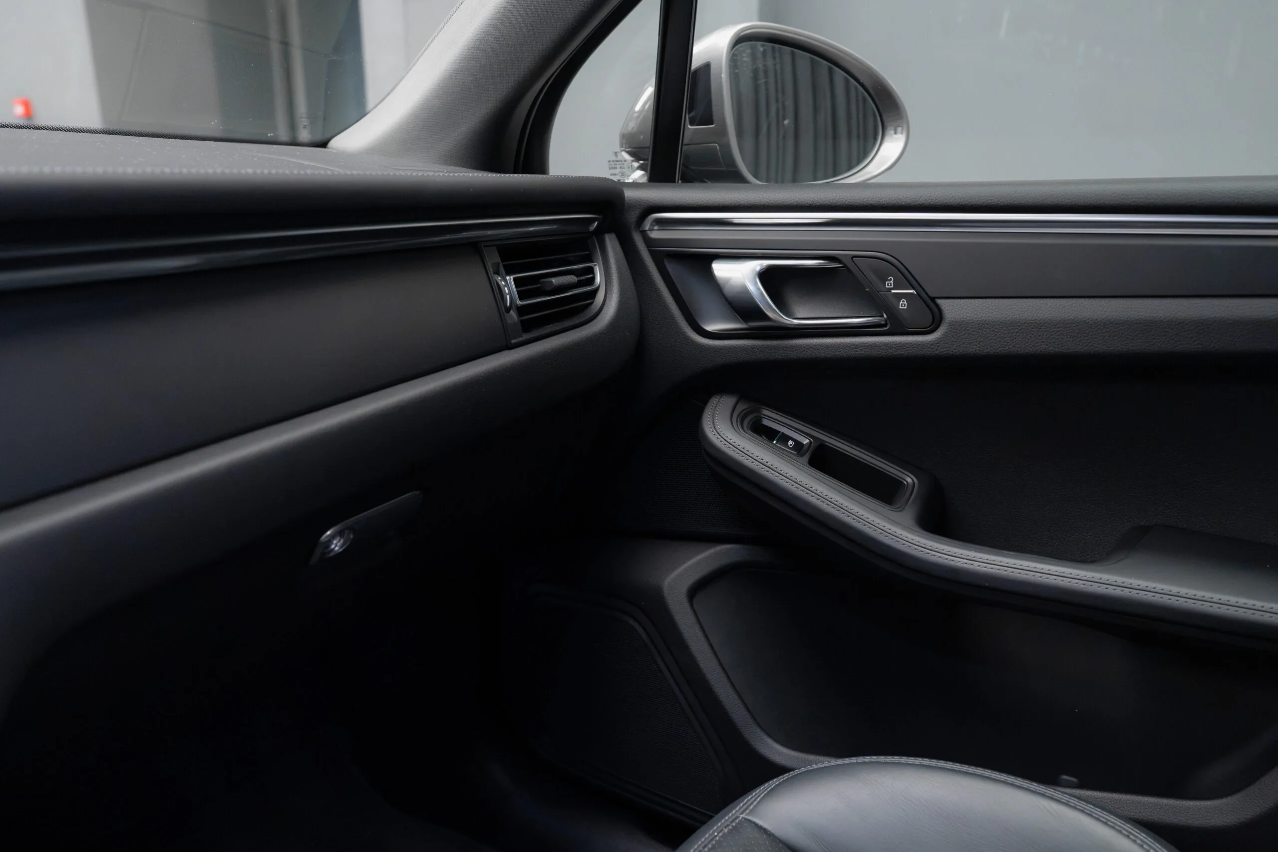 2023 Porsche Macan T, 19/30