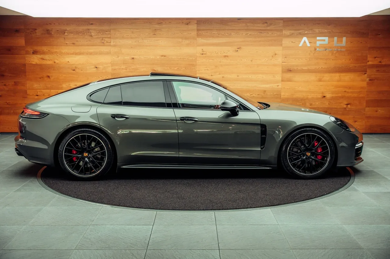 2023 Porsche Panamera GTS proposée par un concessionnaire spécialisé à Uznach, Suisse, photo principale