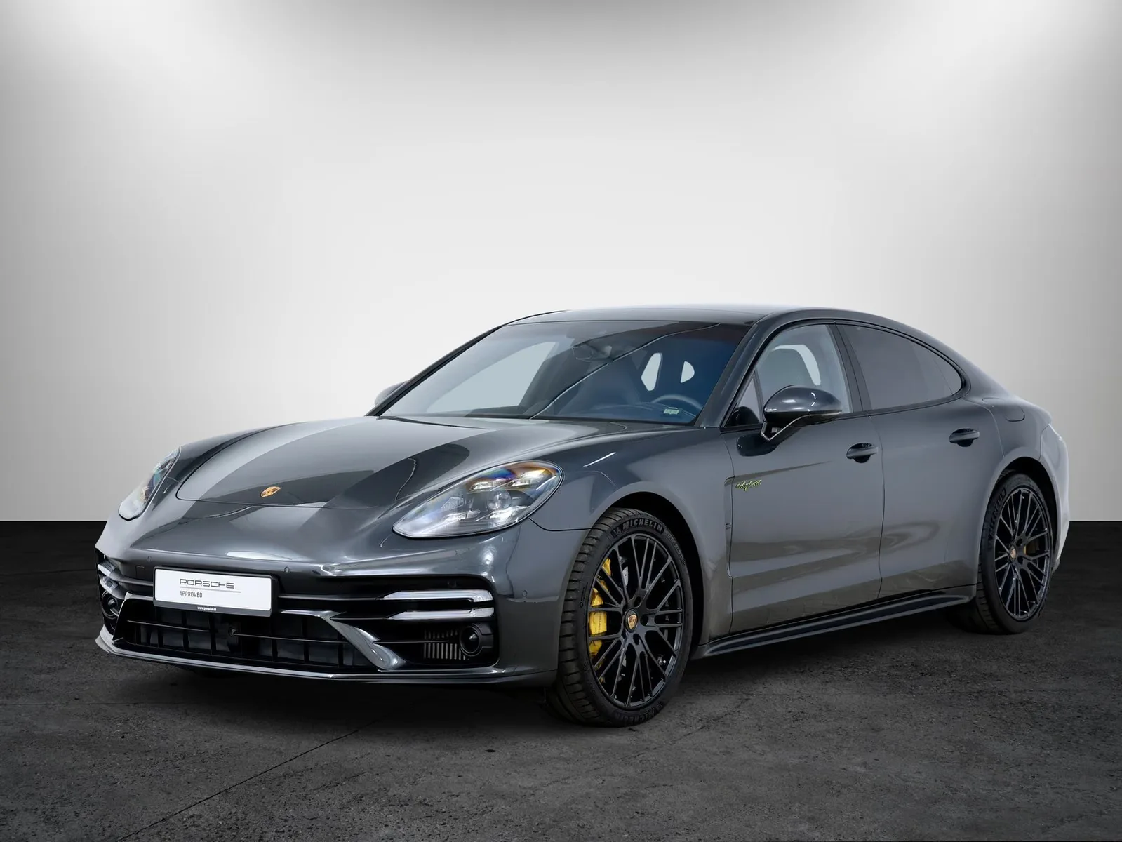 2023 Porsche Panamera Turbo S E-Hybrid angeboten von einem Fachhändler in Tallinn, Estland, Hauptfoto