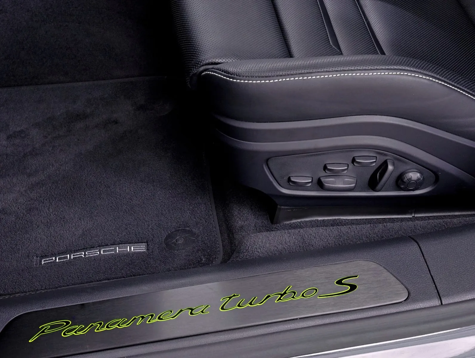 2023 Porsche Panamera Turbo S E-Hybrid, 11/30
