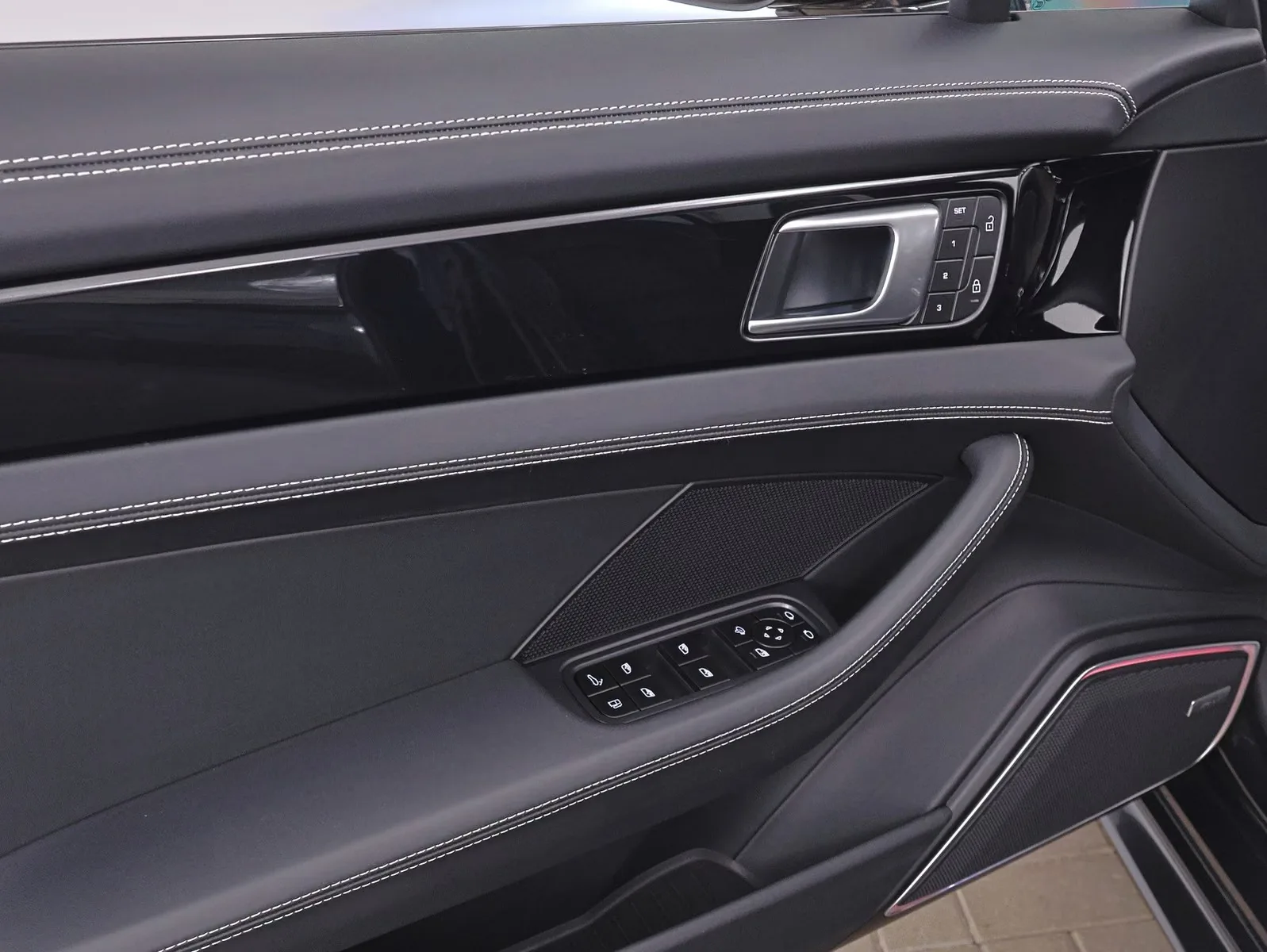 2023 Porsche Panamera Turbo S E-Hybrid, 20/30