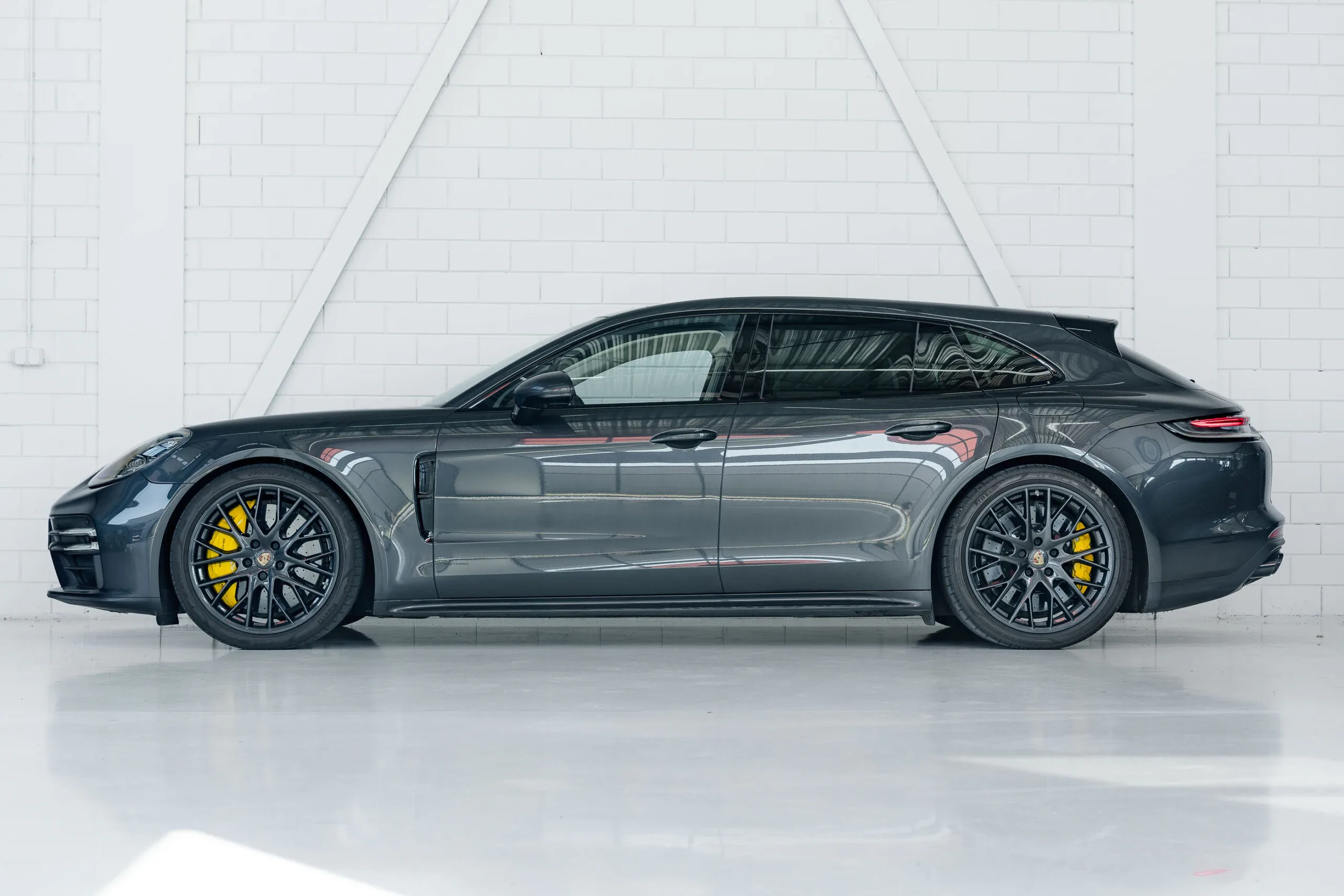 2023 Porsche Panamera Turbo S E-Hybrid Sport Turismo, 2/30