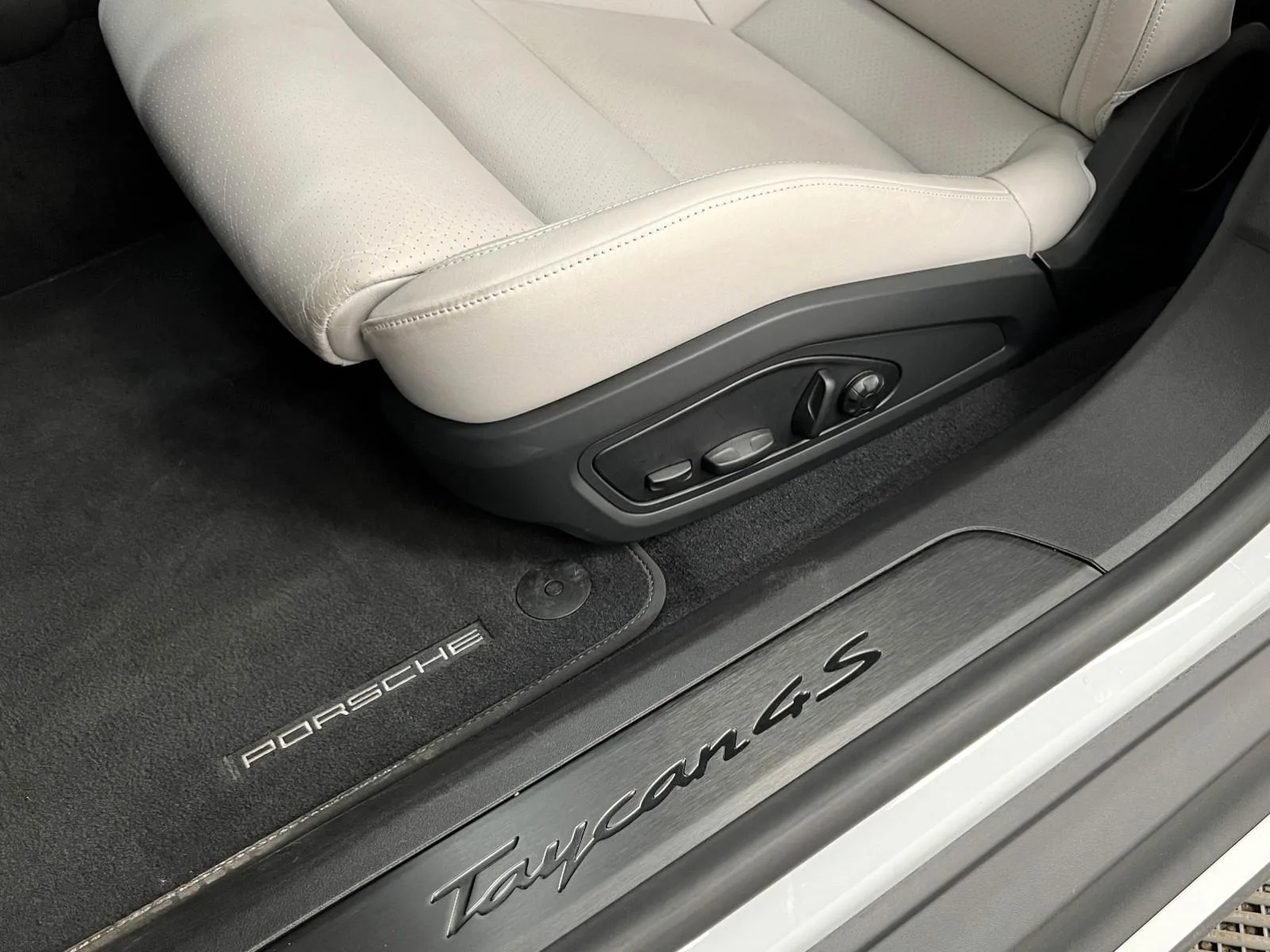 2023 Porsche Taycan 4S, 11/26
