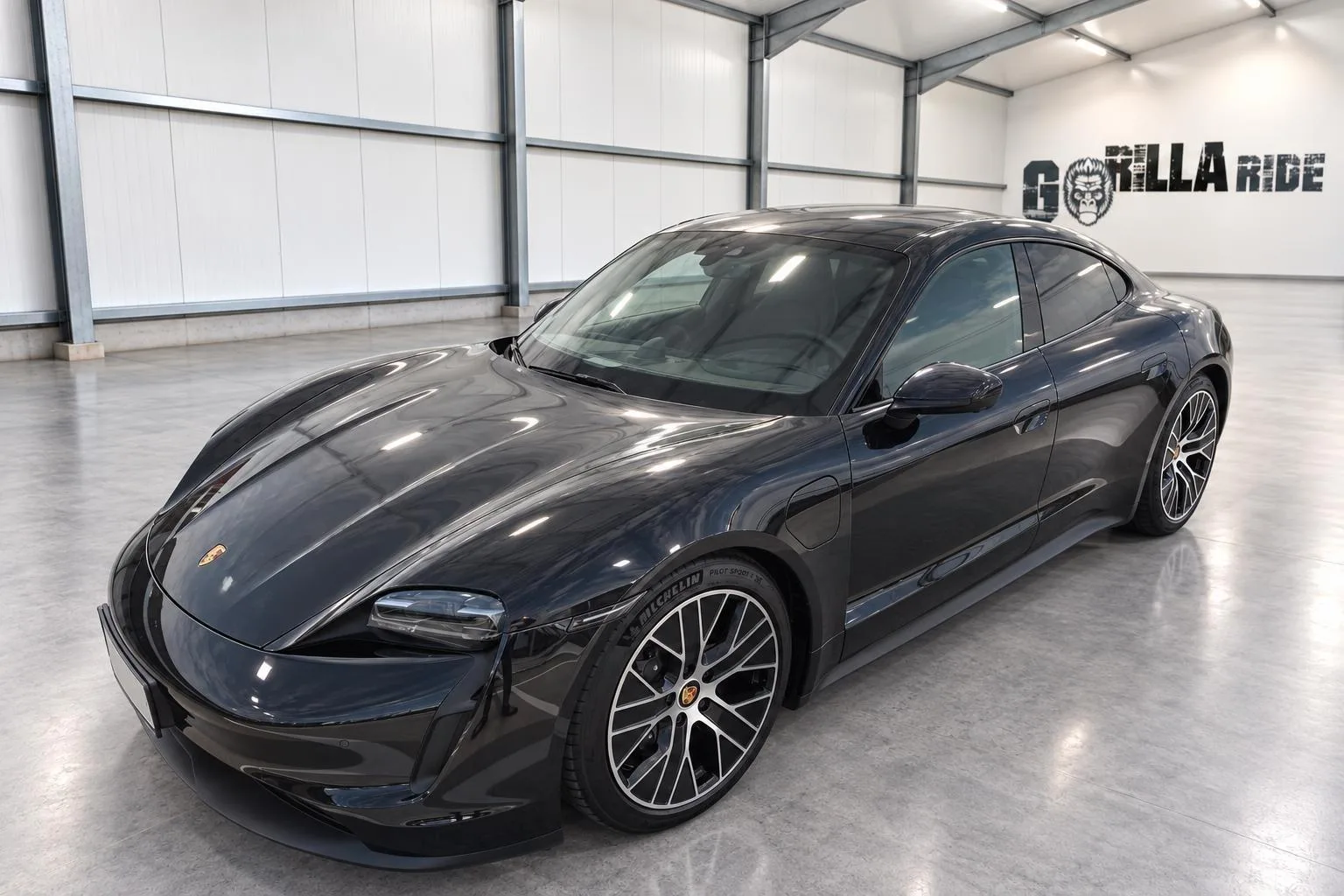 2023 Porsche Taycan angeboten von einem Fachhändler in Bielefeld, Deutschland, Hauptfoto