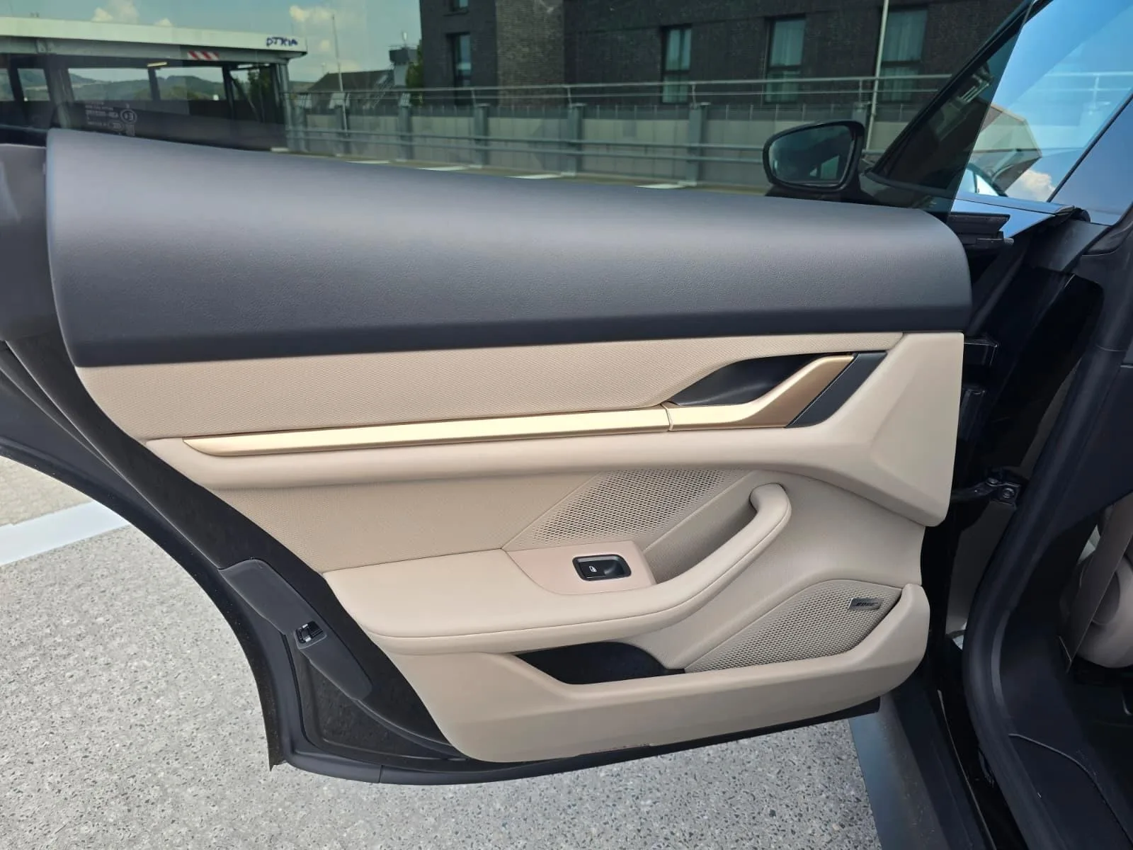 2023 Porsche Taycan, 28/30