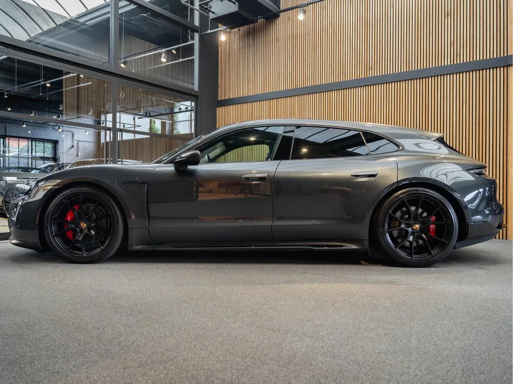 2023 Porsche Taycan Sport Turismo, 3/30