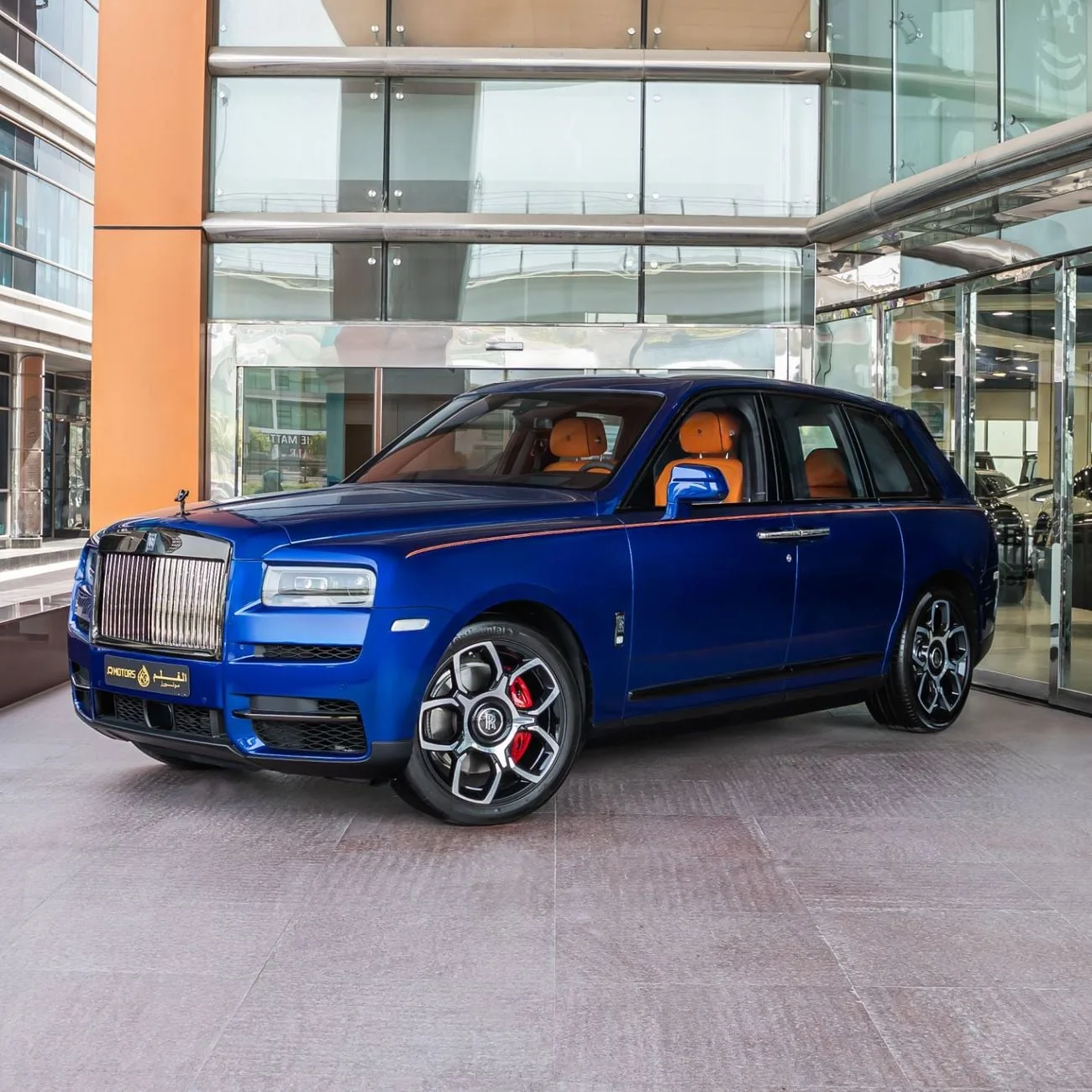 2023 Rolls-Royce Cullinan Black Badge angeboten von einem Spezialhändler in Dubai, Vereinigte Arabische Emirate, Hauptfoto