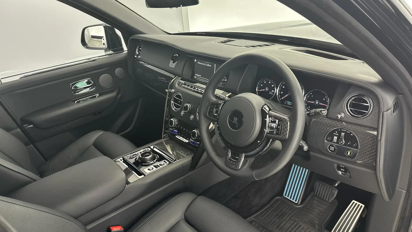 2023 Rolls-Royce Cullinan Black Badge angeboten von einer Vertragshändlergruppe in Cheltenham, Vereinigtes Königreich, Foto 3 von 25