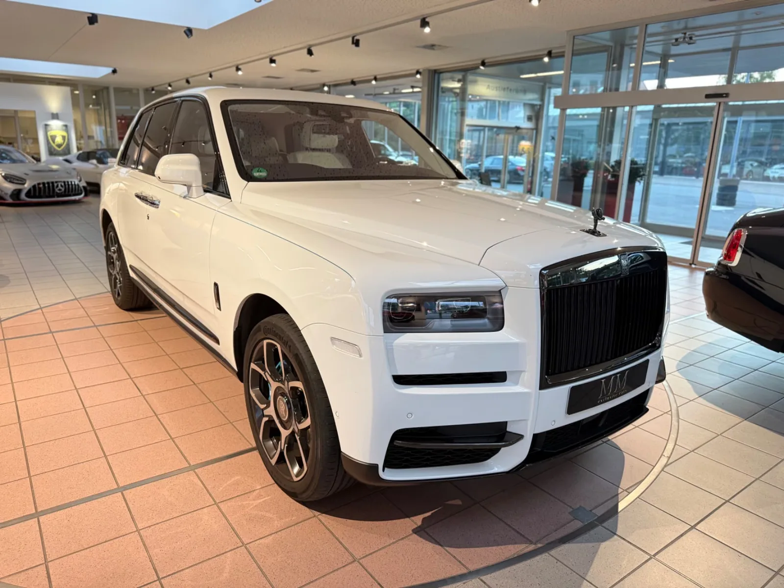 2023 Rolls-Royce Cullinan Black Badge proposée par un concessionnaire spécialisé à Hannover, Allemagne, photo principale