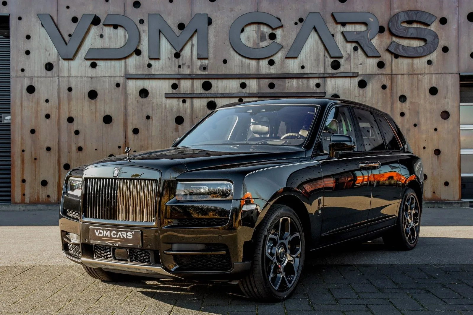 2023 Rolls-Royce Cullinan Black Badge en un concesionario especializado de Gronau, Alemania, foto principal