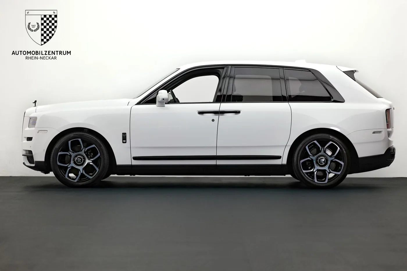 2023 Rolls-Royce Cullinan Black Badge proposée par un spécialiste de la supercar à Viernheim, Allemagne, photo 6 sur 25