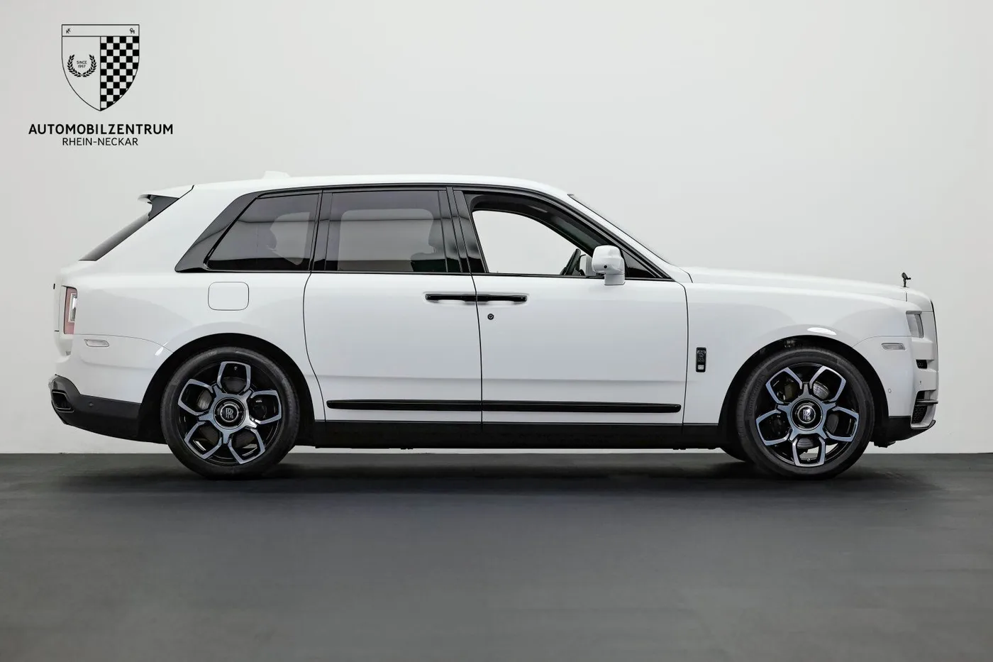 2023 Rolls-Royce Cullinan Black Badge proposée par un spécialiste de la supercar à Viernheim, Allemagne, photo 10 sur 25