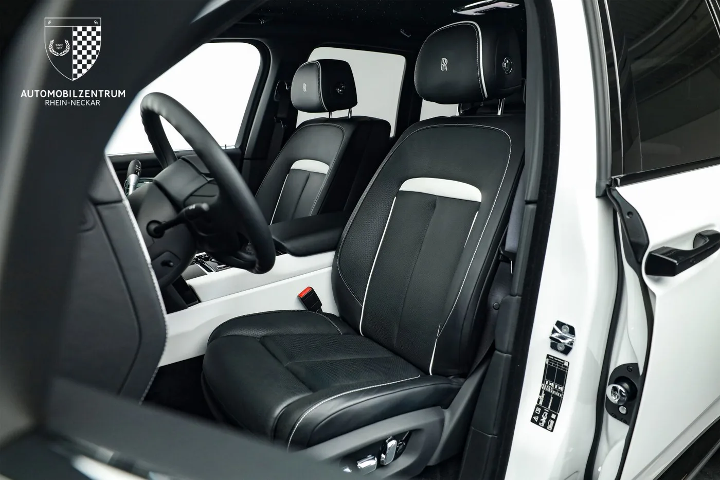2023 Rolls-Royce Cullinan Black Badge proposée par un spécialiste de la supercar à Viernheim, Allemagne, photo 13 sur 25