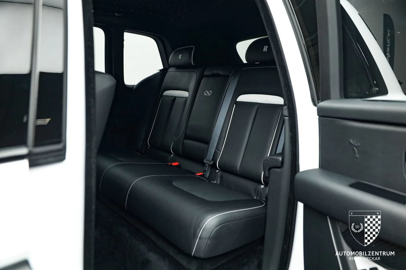 2023 Rolls-Royce Cullinan Black Badge proposée par un spécialiste de la supercar à Viernheim, Allemagne, photo 17 sur 25