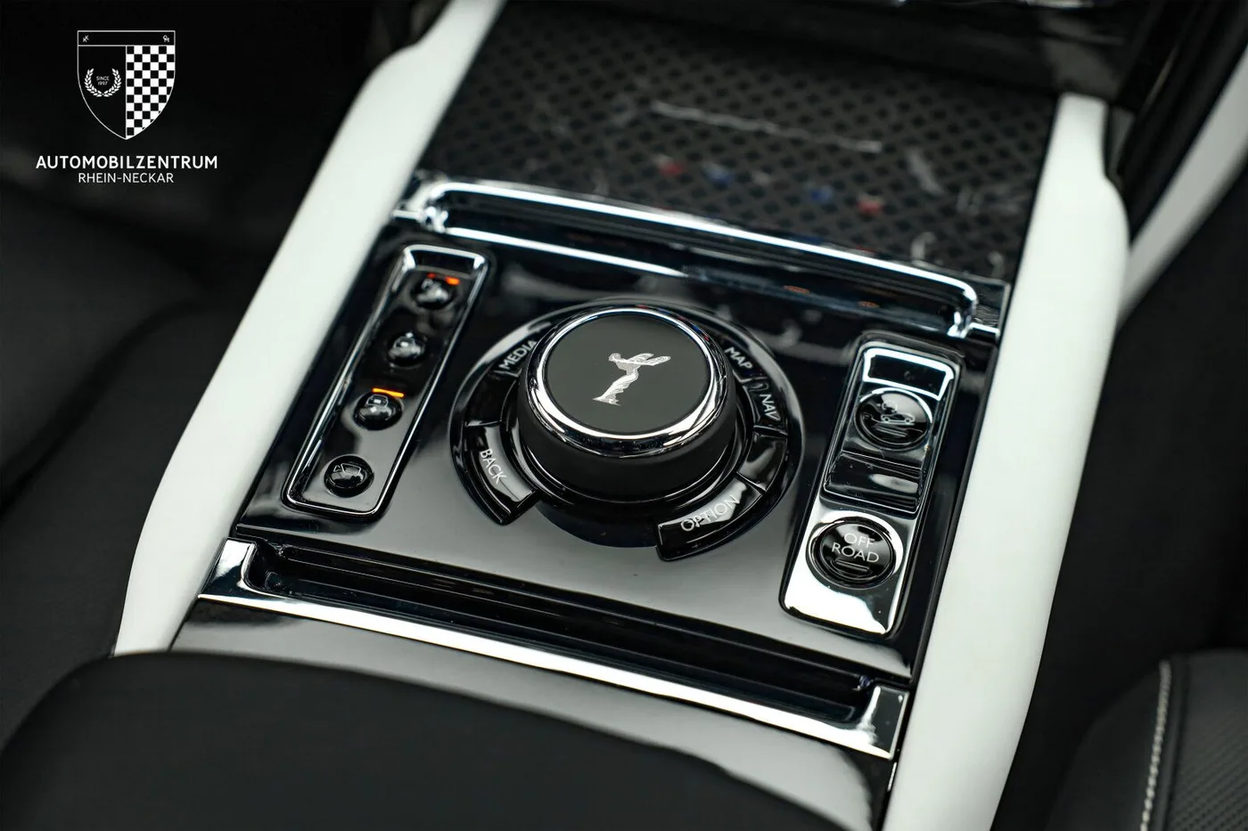 2023 Rolls-Royce Cullinan Black Badge proposée par un spécialiste de la supercar à Viernheim, Allemagne, photo 25 sur 25