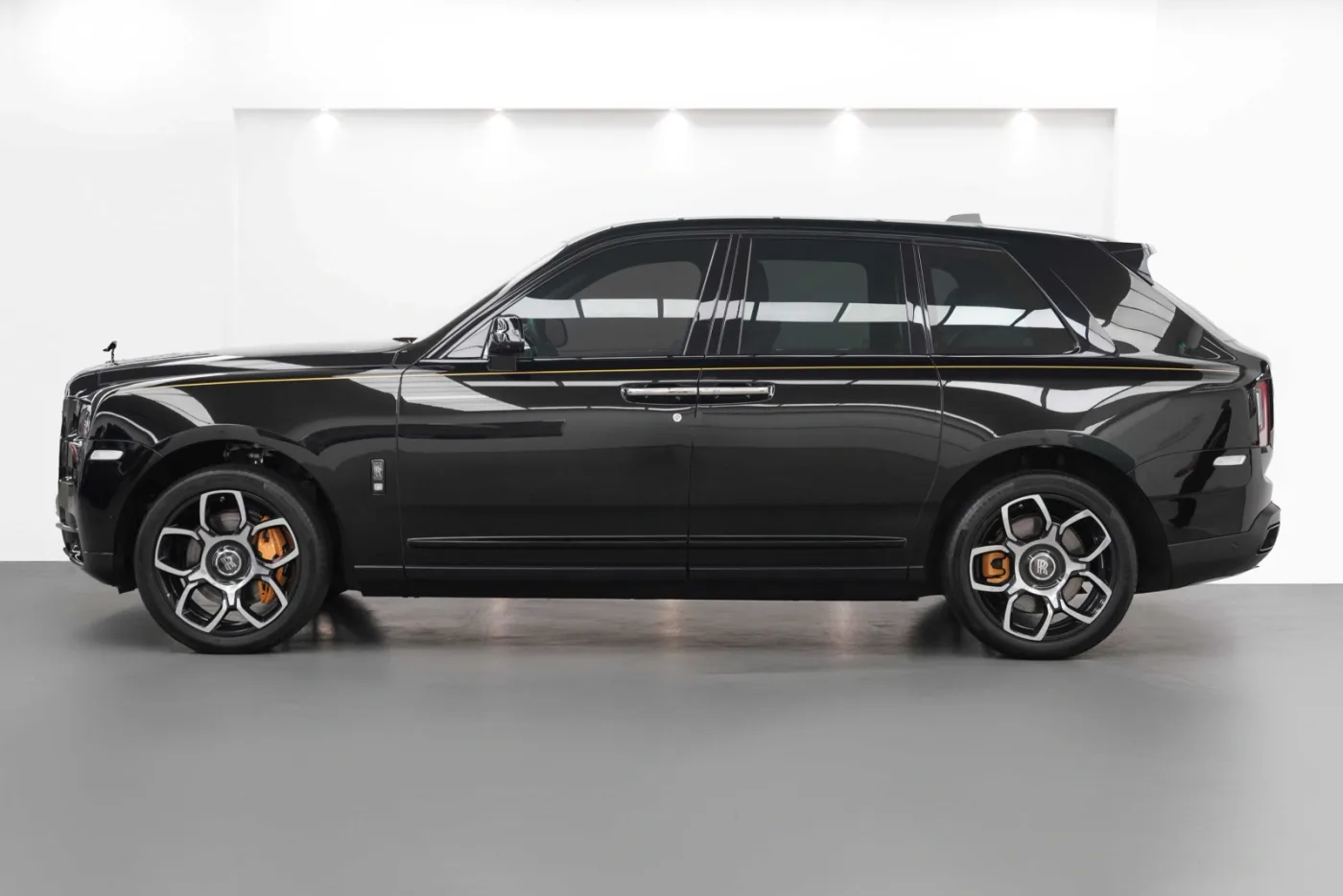 2023 Rolls-Royce Cullinan Black Badge angeboten von einem Fachhändler in Dubai, Vereinigte Arabische Emirate, Foto 3 von 10
