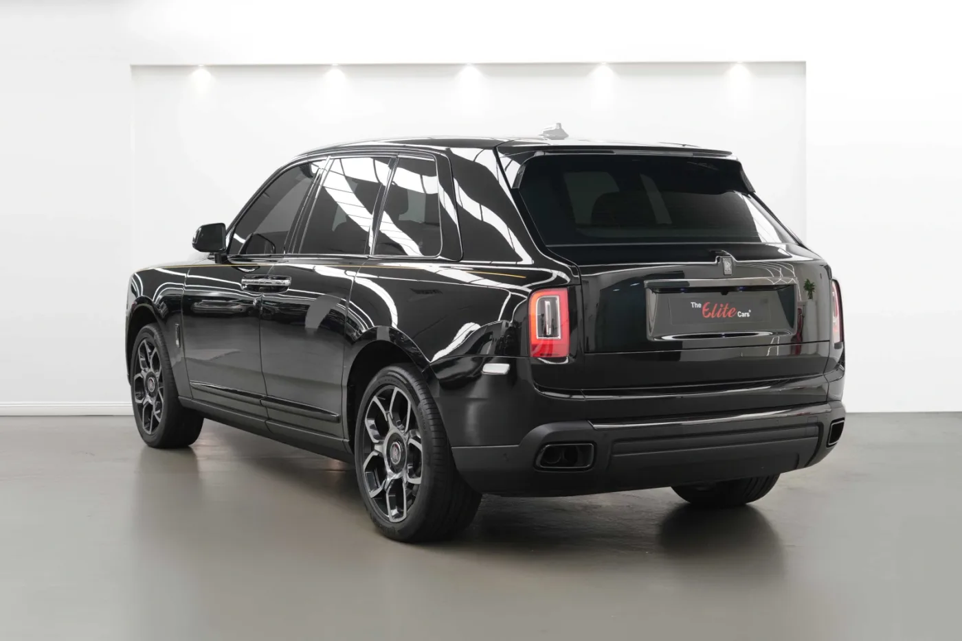 2023 Rolls-Royce Cullinan Black Badge angeboten von einem Fachhändler in Dubai, Vereinigte Arabische Emirate, Foto 5 von 10