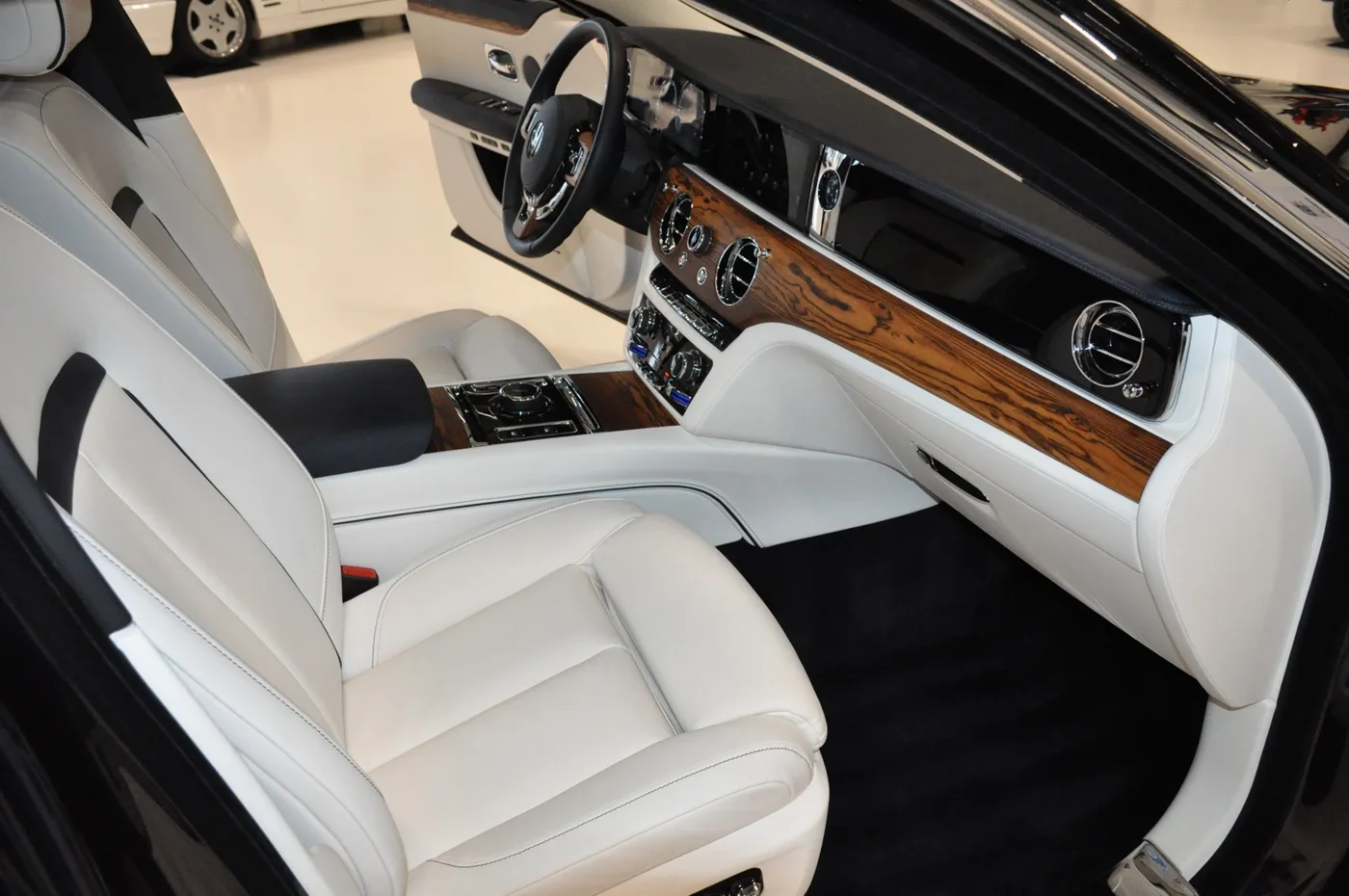 2023 Rolls-Royce Ghost offered by a collector car dealer in Alkmaar, Netherlands, photo 14 of 15