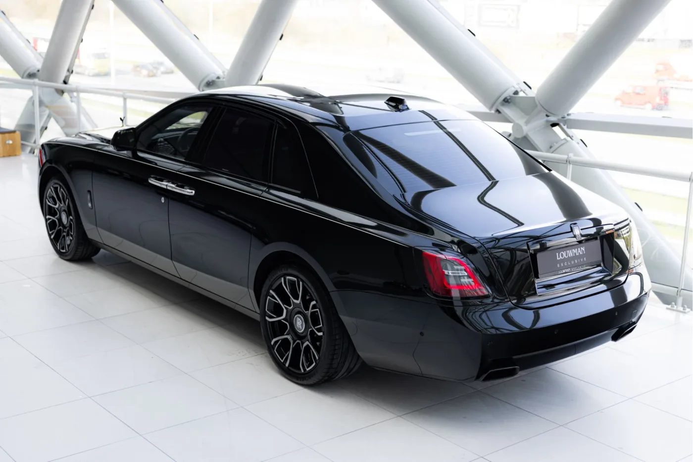 2023 Rolls-Royce Ghost Black Badge proposée par un concessionnaire agréé McLaren et Morgan à Utrecht, Pays-Bas, photo 2 sur 25