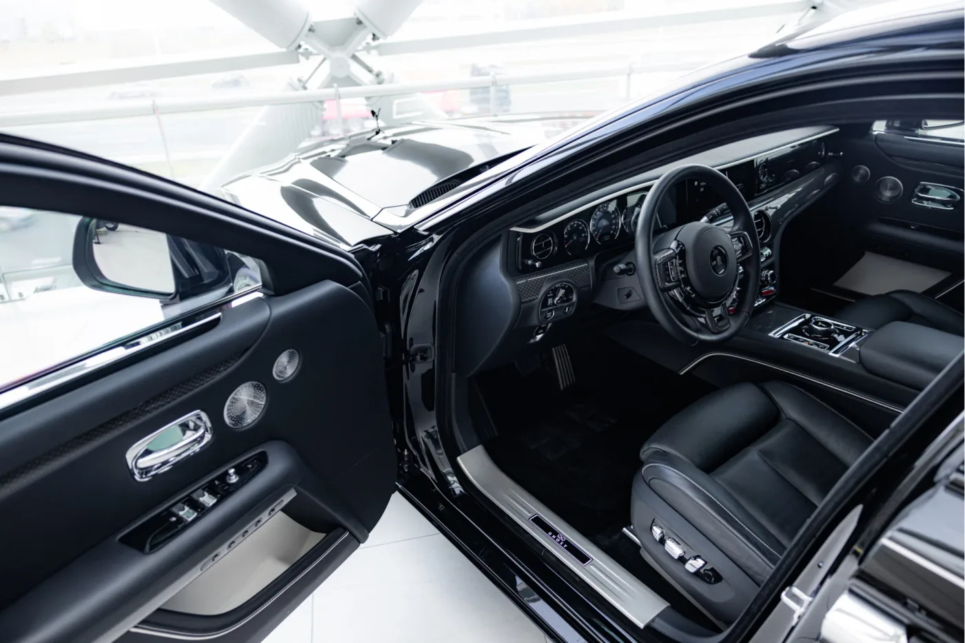 2023 Rolls-Royce Ghost Black Badge proposée par un concessionnaire agréé McLaren et Morgan à Utrecht, Pays-Bas, photo 3 sur 25