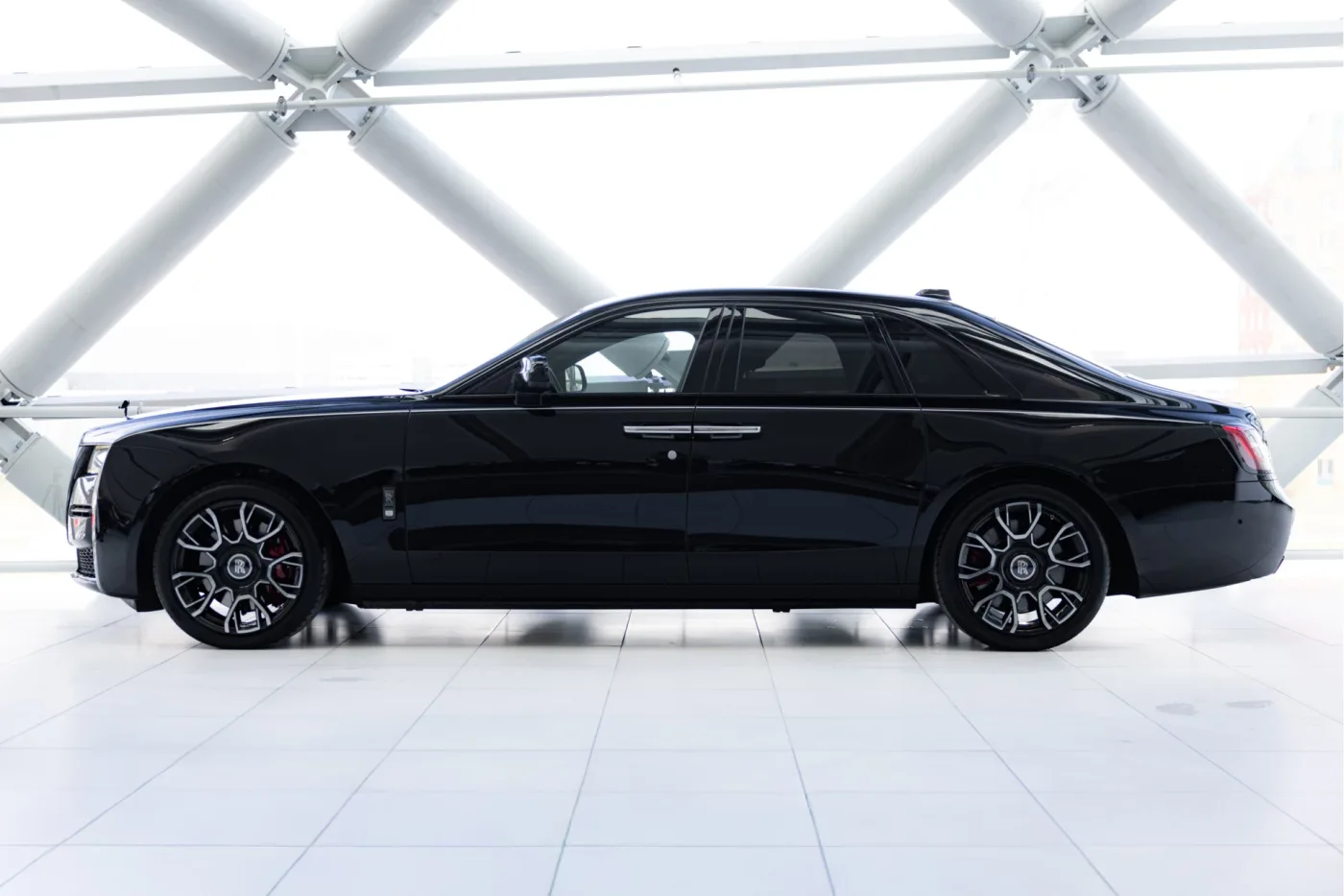 2023 Rolls-Royce Ghost Black Badge proposée par un concessionnaire agréé McLaren et Morgan à Utrecht, Pays-Bas, photo 8 sur 25