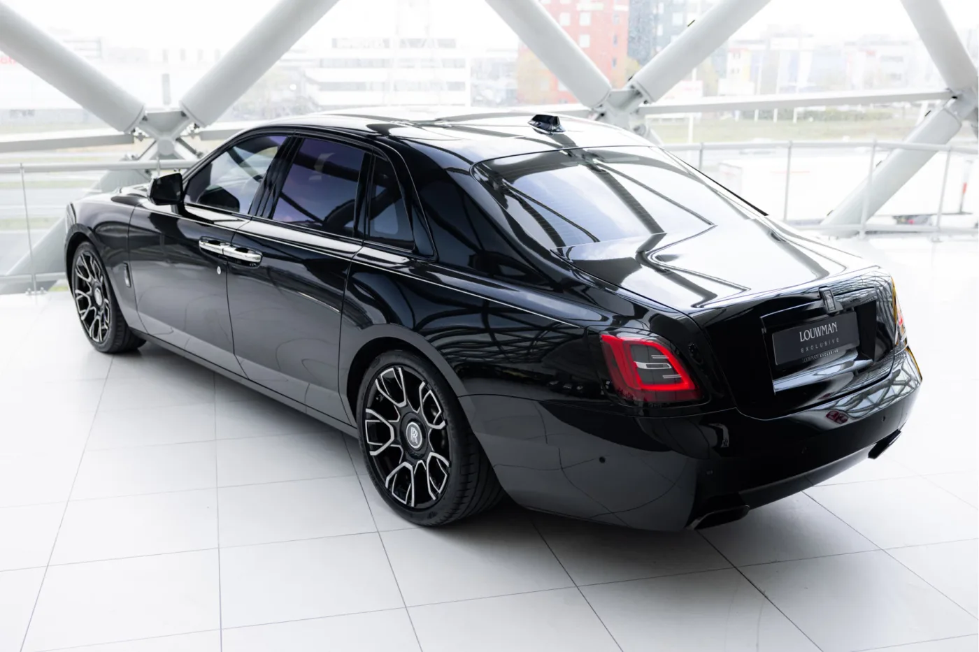 2023 Rolls-Royce Ghost Black Badge proposée par un concessionnaire agréé McLaren et Morgan à Utrecht, Pays-Bas, photo 10 sur 25