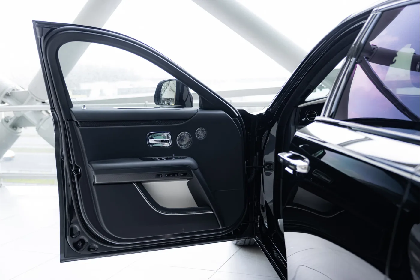 2023 Rolls-Royce Ghost Black Badge proposée par un concessionnaire agréé McLaren et Morgan à Utrecht, Pays-Bas, photo 11 sur 25