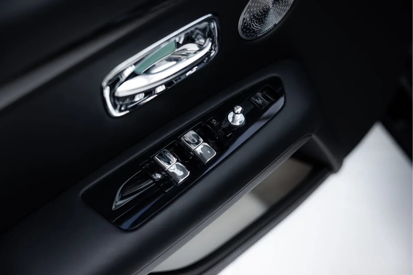 2023 Rolls-Royce Ghost Black Badge proposée par un concessionnaire agréé McLaren et Morgan à Utrecht, Pays-Bas, photo 13 sur 25