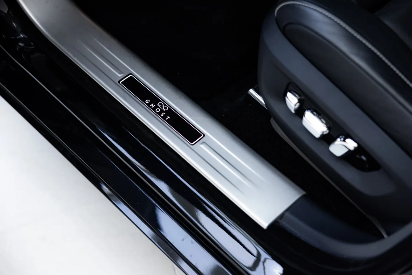 2023 Rolls-Royce Ghost Black Badge proposée par un concessionnaire agréé McLaren et Morgan à Utrecht, Pays-Bas, photo 16 sur 25